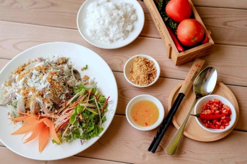 Ngư dân đang lựa chọn cá trích tươi vừa đánh bắt trên thuyền ở Phú Quốc, thể hiện độ tươi ngon của nguyên liệu làm gỏi cá trích.